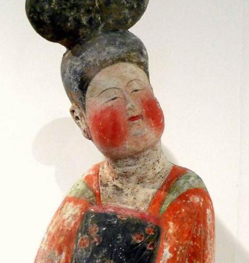 古代齐胸襦裙是怎么穿的 难道古人也要勒紧吗