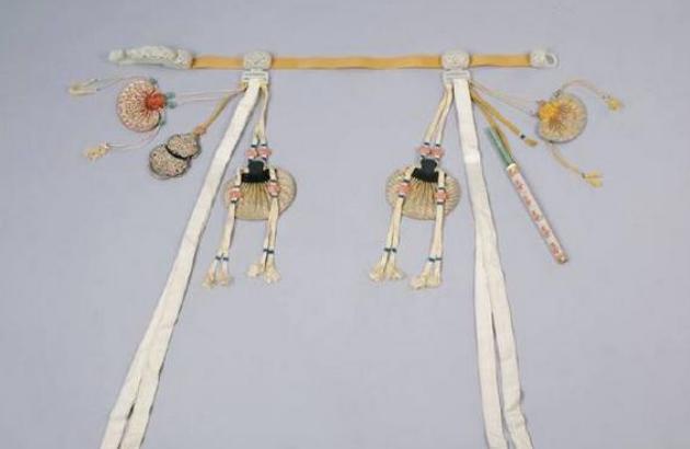 清朝入关以后，男性贵族的腰带上为什么要挂很多物件