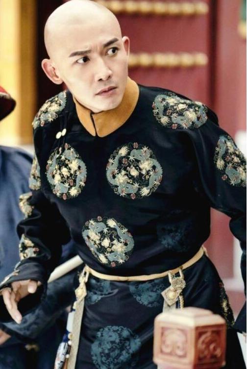 清朝入关以后，男性贵族的腰带上为什么要挂很多物件