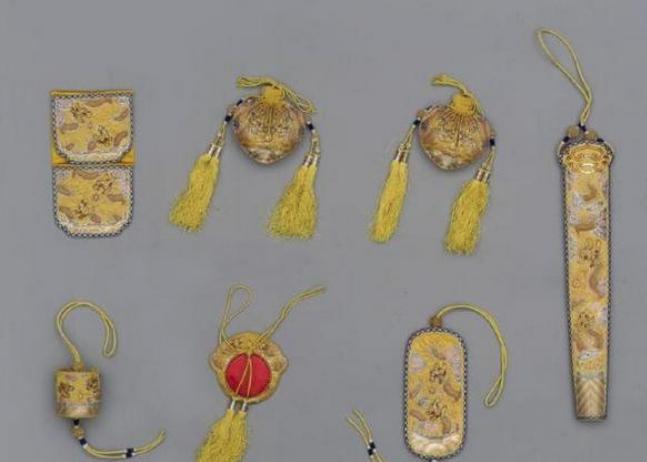 清朝入关以后，男性贵族的腰带上为什么要挂很多物件