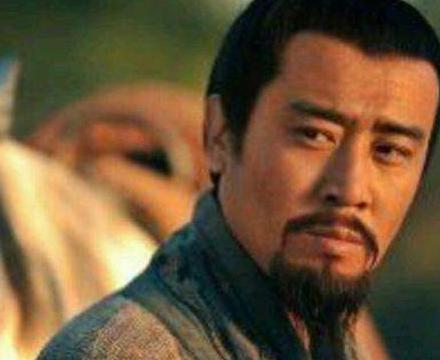 曹操死后为什么刘备会去看望呢 曹丕是怎么对待刘备的态度的