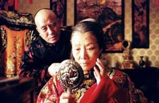 在唐朝明朝能一手遮天的人,为什么到了清朝只能做跟班了