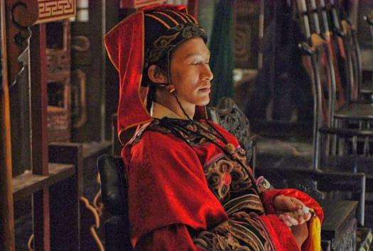 在唐朝明朝能一手遮天的人,为什么到了清朝只能做跟班了