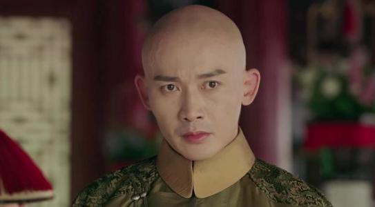 25岁登基的乾隆皇帝，是怎么在30岁之前掌握朝政大权的