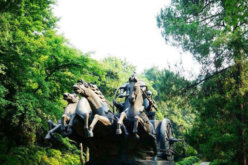 楚庄王继位后初期不问政事后来是怎么成为五霸之一的？