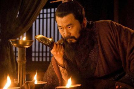 曹操为什么会对一个13岁的孩子下手 这个孩子的身份是什么