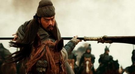 关羽被称为五虎上将之首，庞德为什么不怕关羽