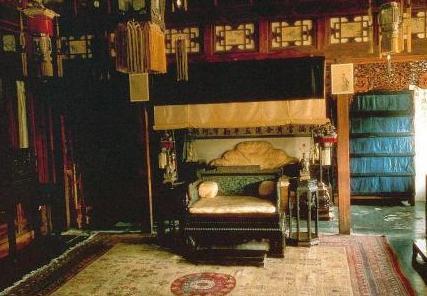 皇帝的床那么小两个人怎么睡呢 他们为什么不换一张大床呢