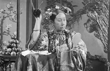 与明治天皇相比,慈禧太后差在哪里呢