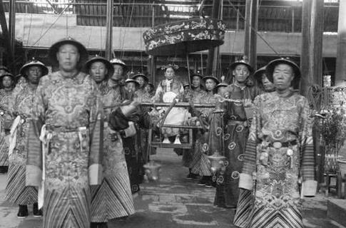 与明治天皇相比,慈禧太后差在哪里呢