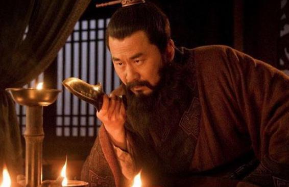 曹操杀吕布的时候,为什么先勒死再砍头示众