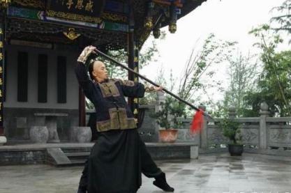 古代长枪为什么要带着红缨呢 这个东西有什么作用呢