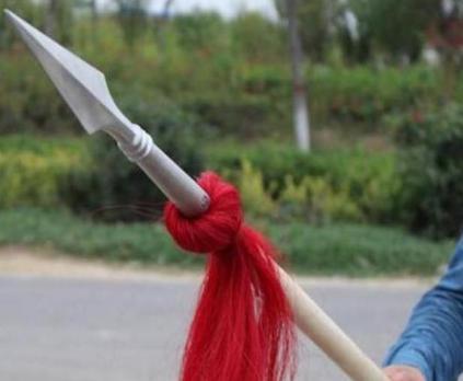 古代长枪为什么要带着红缨呢 这个东西有什么作用呢