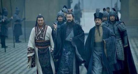 荀彧一心向汉 为什么他不去帮助刘备而是去辅佐曹操呢