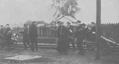 清帝退位时隆裕太后嚎哭不止，大臣们是怎么劝慰她的