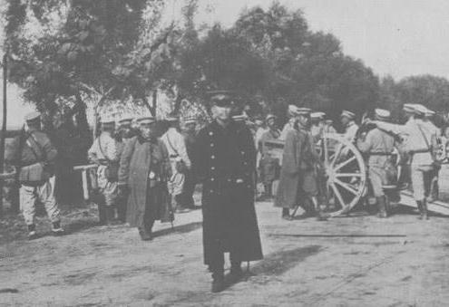 清帝退位时隆裕太后嚎哭不止，大臣们是怎么劝慰她的