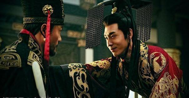 曹操一死,曹丕称王,众臣逼宫,汉献帝是怎样禅让的帝位?