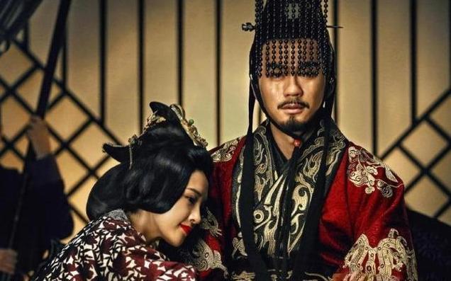 曹操一死,曹丕称王,众臣逼宫,汉献帝是怎样禅让的帝位?