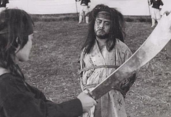 古代刽子手行刑的时候，为什么要往刀上喷一口酒呢