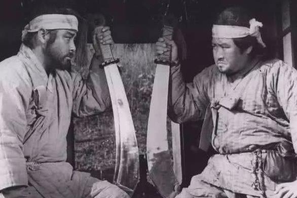 古代刽子手行刑的时候，为什么要往刀上喷一口酒呢