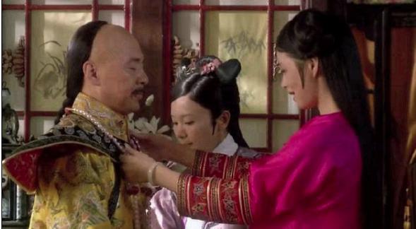 华妃给雍正更衣的时候，为什么要故意玩弄朝珠