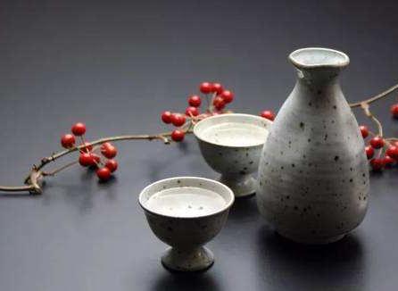 古人喝酒前为什么都要先温酒呢 其实原因很简单