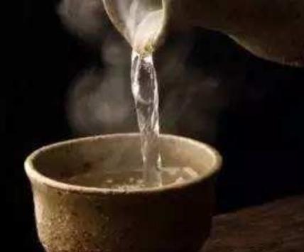 古人喝酒前为什么都要先温酒呢 其实原因很简单