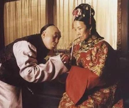 古代太监是怎么解决小便的 他们是怎么上厕所的呢