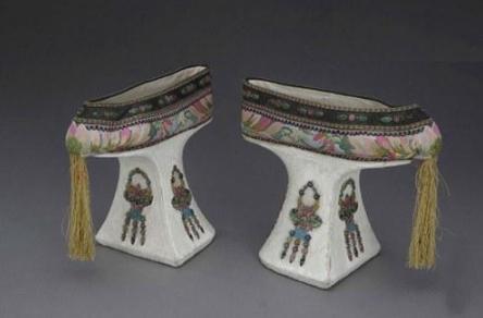 清宫剧里的妃子为什么都要丫鬟扶着走