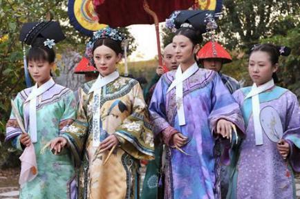 清宫剧里的妃子为什么都要丫鬟扶着走