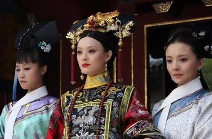 清宫剧里的妃子为什么都要丫鬟扶着走