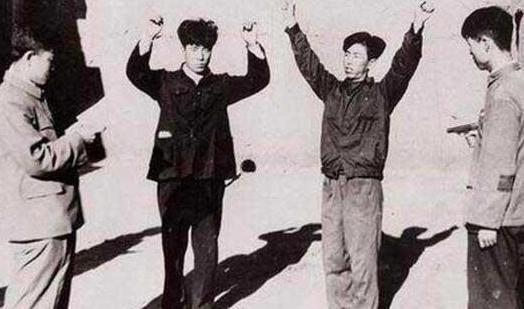 石顶武一个奇葩在村里称帝，它是怎么忽悠百姓的