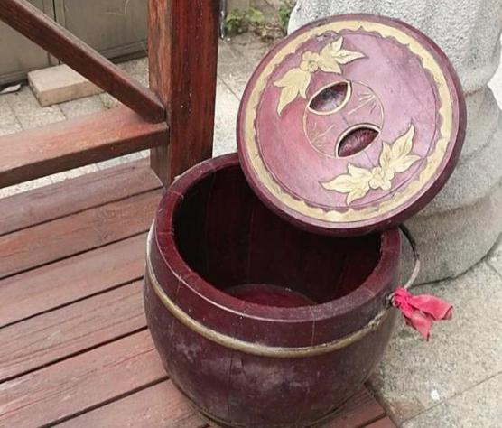 清朝时期，皇宫里的妃子们是如何上厕所的