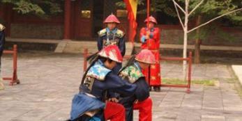 清朝官员行李为什么要拍袖子