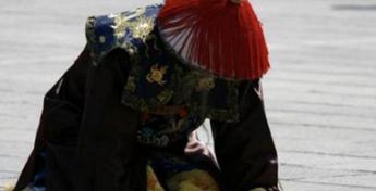 清朝官员行李为什么要拍袖子