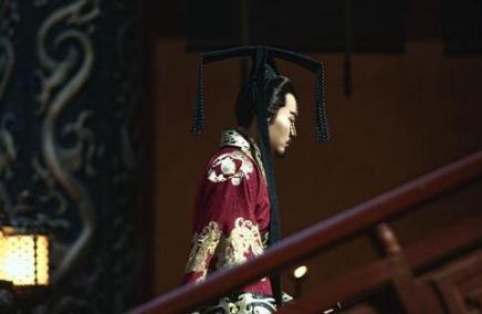 曹操在位时难登帝位,曹丕是如何获取士族信任登上帝位的