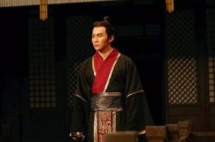 曹操在位时难登帝位,曹丕是如何获取士族信任登上帝位的