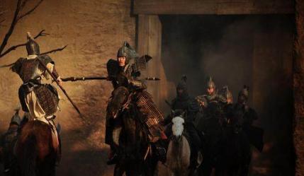 古代的城门都是朝里面开的 这是为什么呢