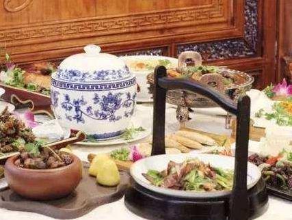 皇帝吃饭都是吃几口就换掉 吃剩下的饭菜都是怎么处理呢