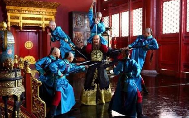 康熙扳倒鳌拜为什么要用小青年，而不是用各种大内高手