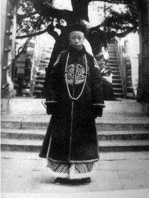 苏完瓜尔佳&middot;幼兰人生为什么会两次自杀 都是因为什么而自杀的