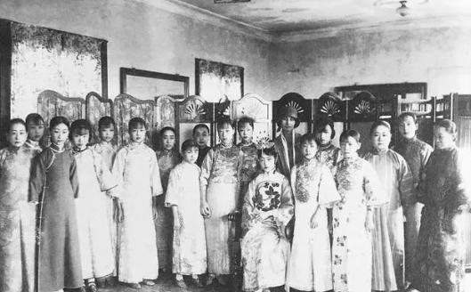 文绣和溥仪离婚后，这位昔日皇妃后来怎么样了