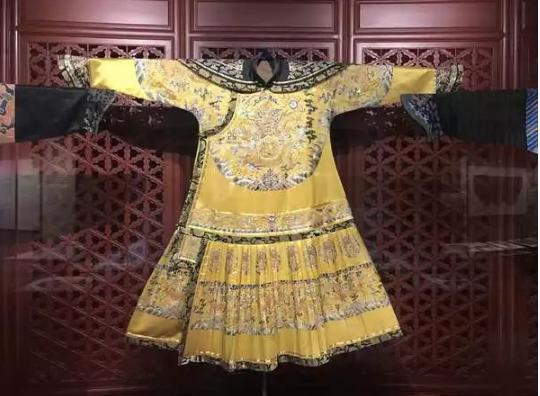 清代的龙袍到底是怎么做出来的，值多少钱