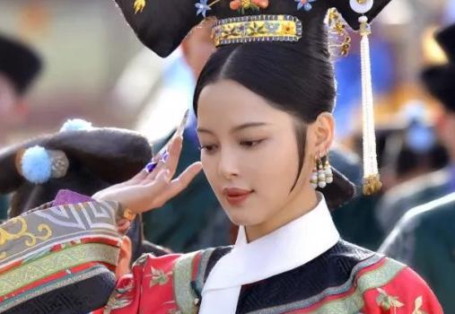 清朝后宫女子，为什么脖子上都戴着一条白色领子