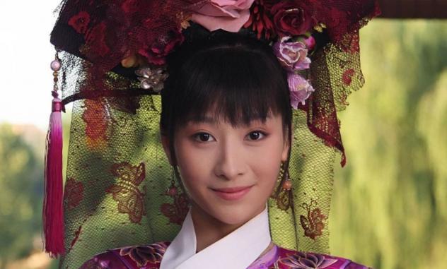 清朝后宫女子，为什么脖子上都戴着一条白色领子