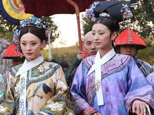 清朝后宫女子，为什么脖子上都戴着一条白色领子