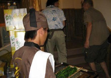 古代店小二为什么都是男的 难道女的就不行吗