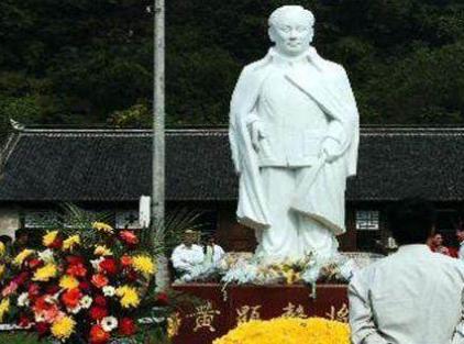 黄显声是怎么跟萝卜头是怎么认识的