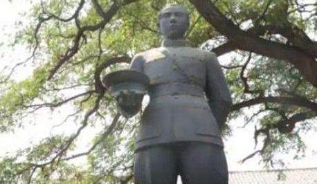 黄显声是怎么跟萝卜头是怎么认识的