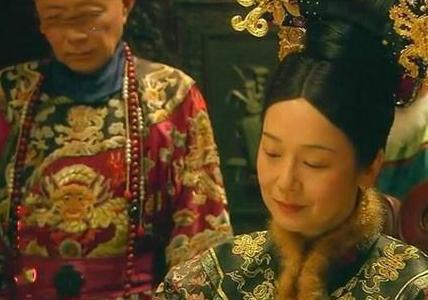 慈禧身穿龙袍为什么李鸿章会说太大了呢 这三个字到底有什么意思